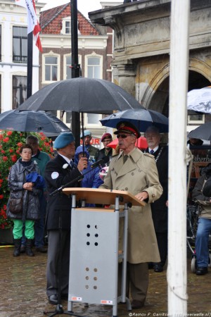 Lgen b.d Ted Meines benadrukt het belang van veteranendag voor veteranen en samenleving.  Markt Gouda, 2012 Door: Richard Marchand
