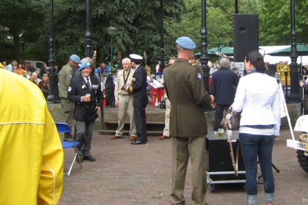 Een sfeerfoto van de Goudse Veteranendag 2010, met o.a. medeorganisatoren Richard Marchand en Ferry v.d. Brule.  Locatie, jaartal: Houtmansplantsoen, Gouda, 2010 Door: F.J. Marcus