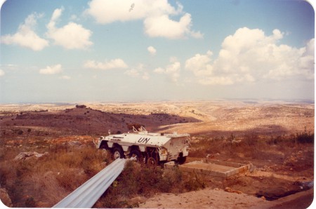 Vergezicht vanaf post 7-8 richting zee, verder in beeld standby staande YP-408 uitgerust met .50 in hoes tegen het zand.  Paost-Cie post 7-8 Libanon, 1979 Door: Ed Reiding