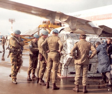 70 Ton vracht ophalen op Beiroet Airport. De vracht was op Schiphol blijven staan omdat Beiroet was gesloten. Beiroet Airport, 1982 Door: Richard Marchand