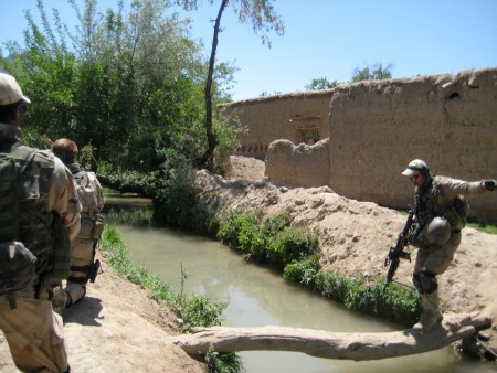 Op voetpatrouille in de chora vallei tijdens police mentoring missie te Uruzgan in 2010 .  Locatie, jaartal: chora Uruzgan, 2010 Door: huub wesseling