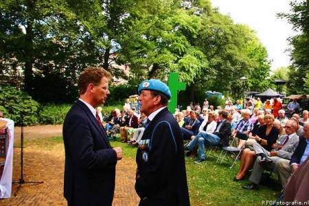 Richard Marchand bedankt dirigent van De Pionier