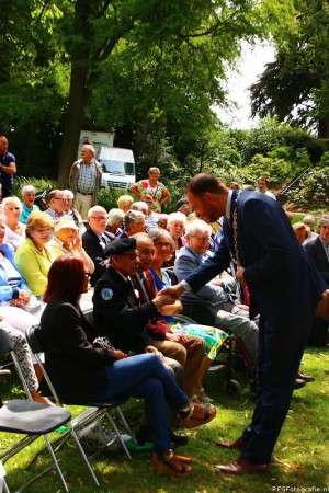 Burgemeester Milo Schoenmaker begroet de veteranen