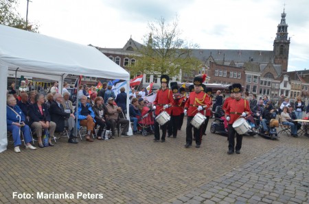 Aankomst landenvlaggen o.l.v. drums and flutes van De Pionier 5 mei 2015