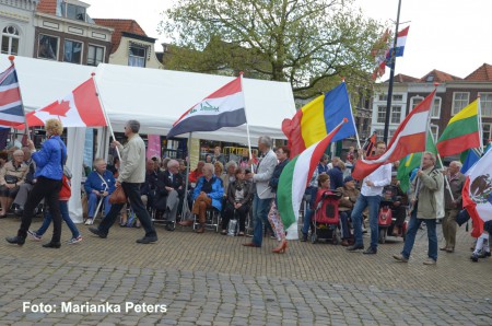 De vlaggen van alle nationaliteiten vertegenwoordigd in Gouda 5 mei 2015