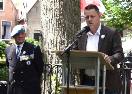 Chris Bellekom draagt zijn gedicht voor 2016