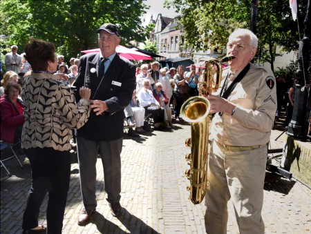 Bill Baker laat veteranen swingen